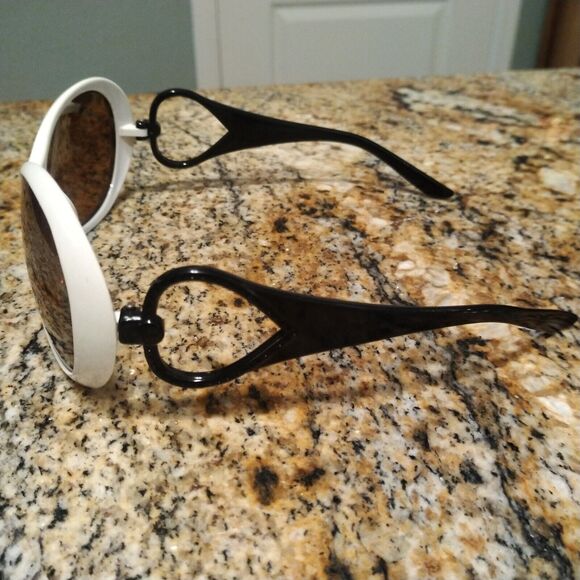 Womens Sunglass Oval White Silver Plastic Amber Lens CUTE!!